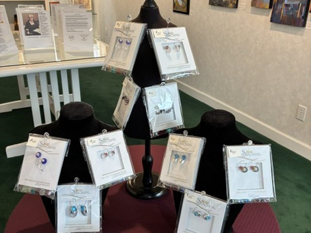 Earrings with interchangeable beads arranged on display stands